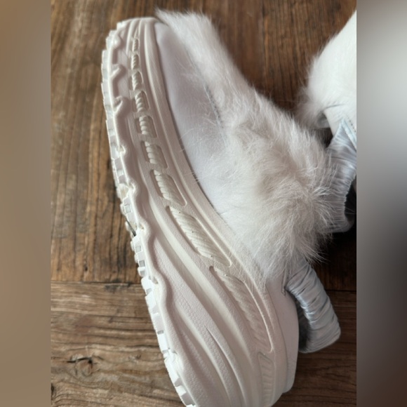 UGG Women's Fluffy White and light blue Slippers(missing fur on one of the pair) - Picture 10 of 13